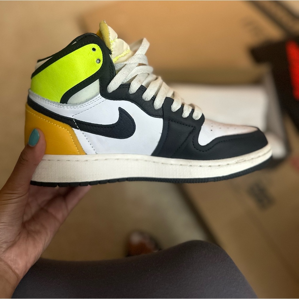 Jordan 1 Retro High
White Black Volt University Gold